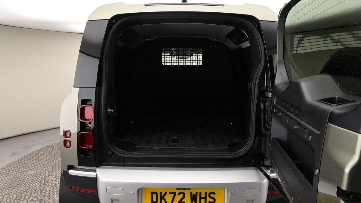 Land Rover Defender 110 Image 20