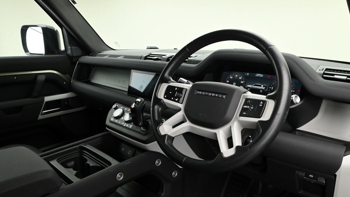 Land Rover Defender 110 Image 6