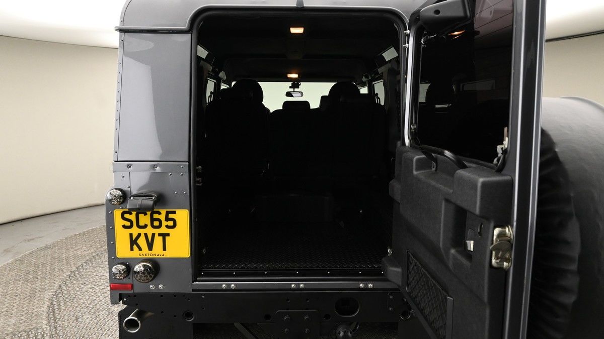 Land Rover Defender 110 Image 10