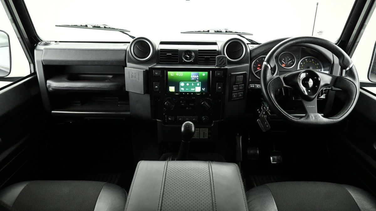 Land Rover Defender 110 Image 14