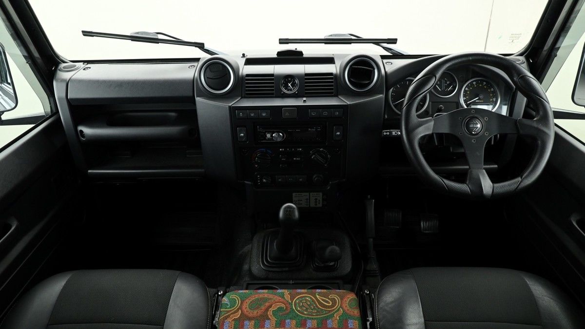 Land Rover Defender 90 Image 14