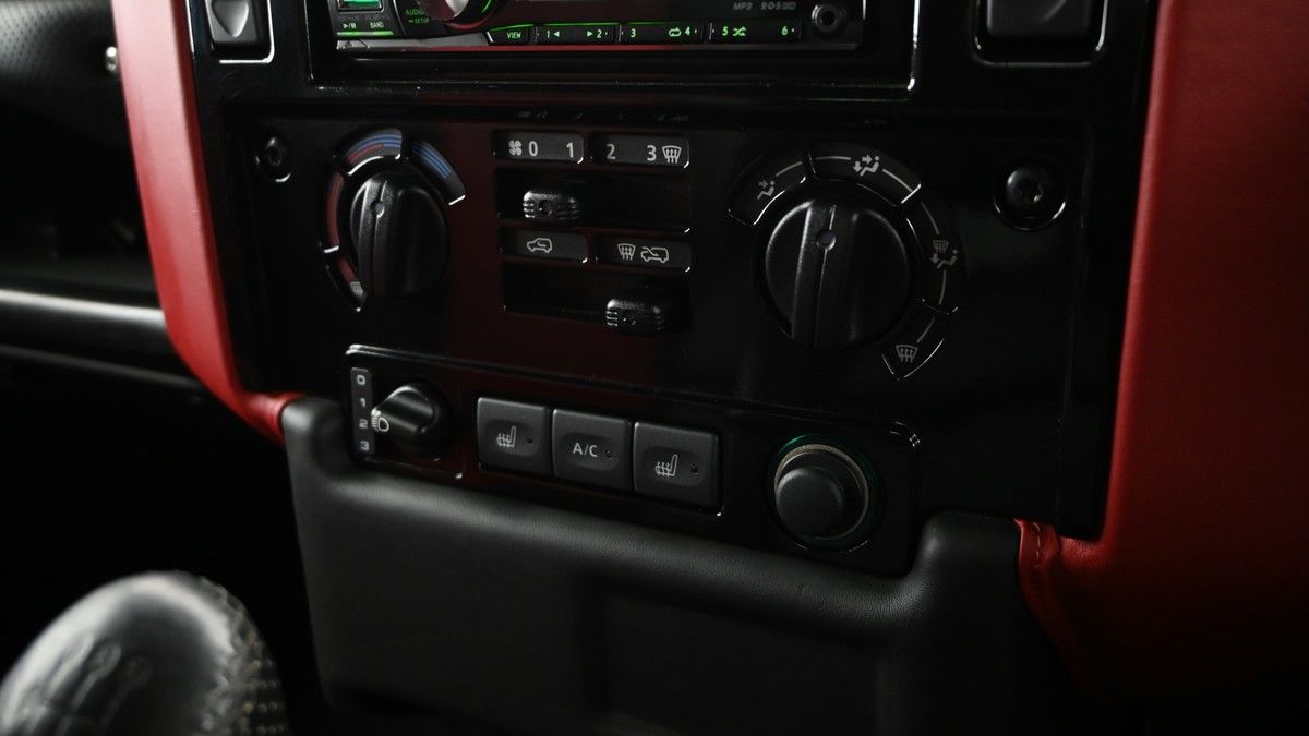 Land Rover Defender 90 Image 12