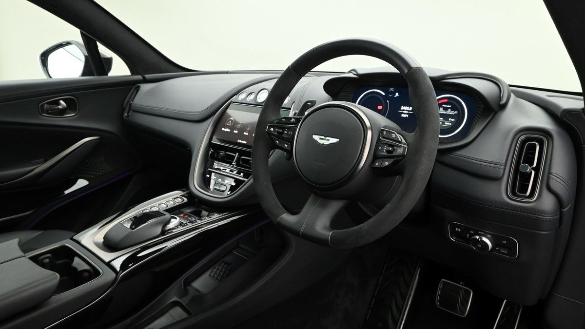 Aston Martin DBX Image 3