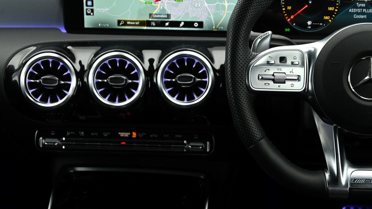 Mercedes-Benz CLA Image 15