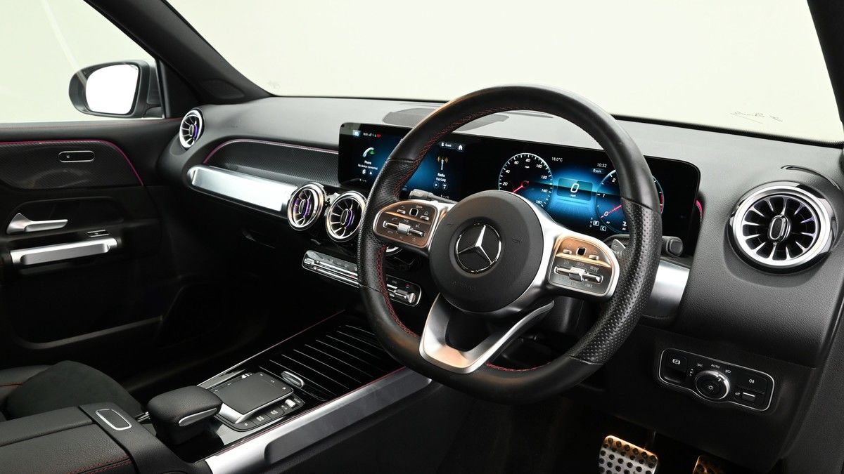 Mercedes-Benz GLB Image 3