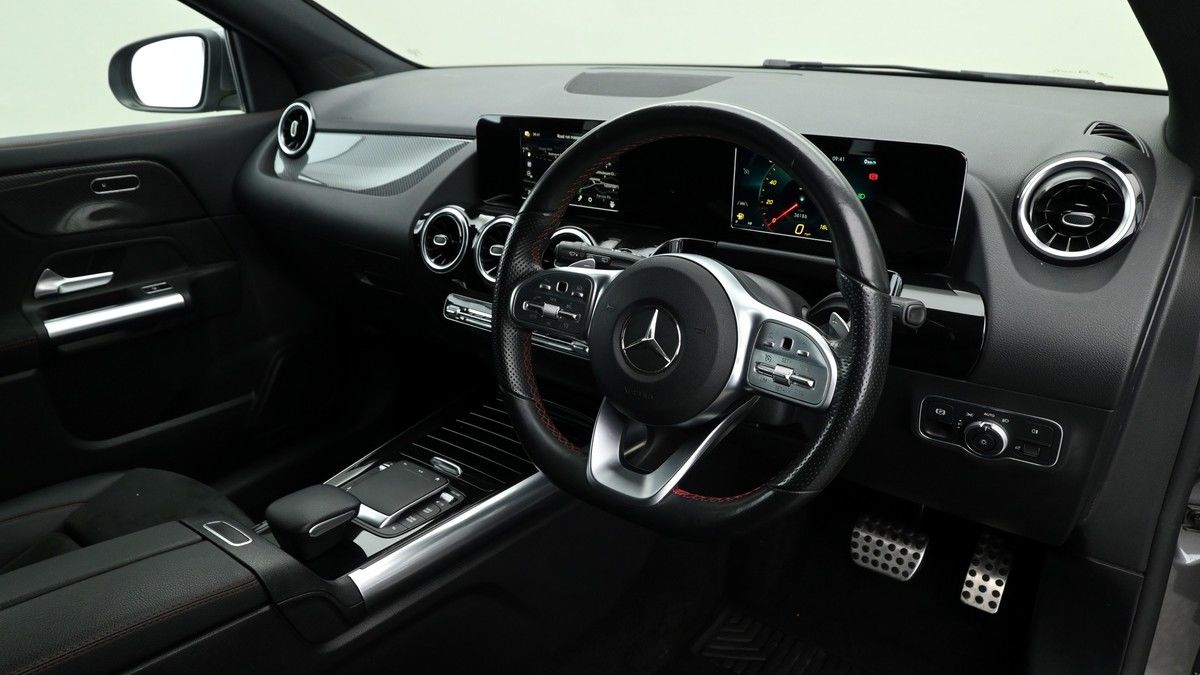 Mercedes-Benz GLA Image 2