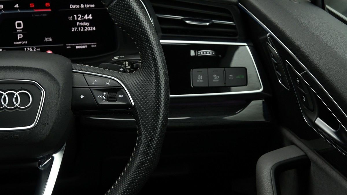 Audi SQ7 Image 16