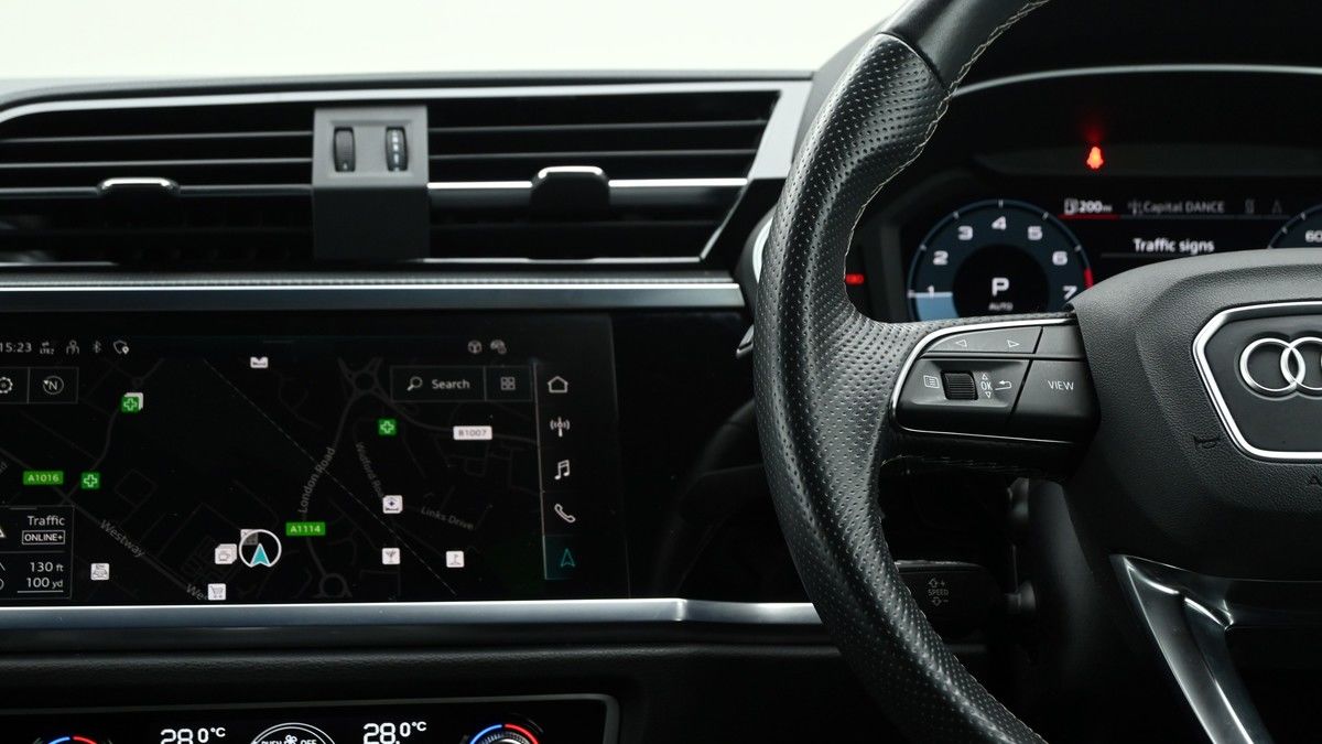 Audi Q3 Image 14