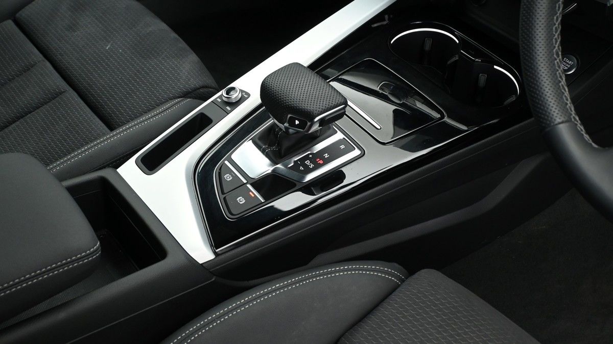 Audi A4 Avant Image 2