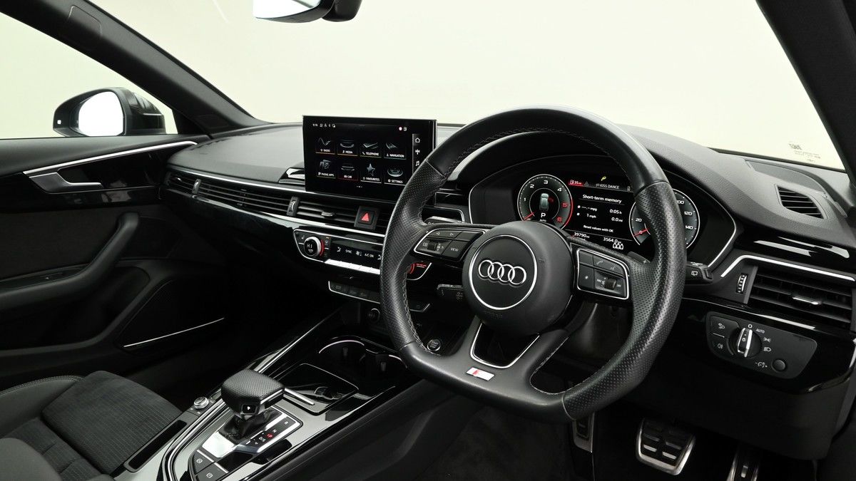 Audi A4 Avant Image 3