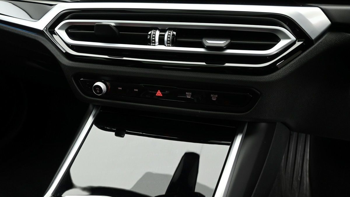 BMW 3 Series Image 12