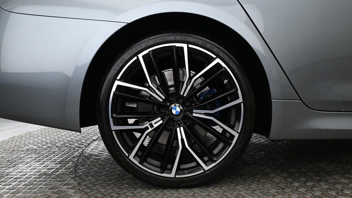 BMW 5 Series Image 8