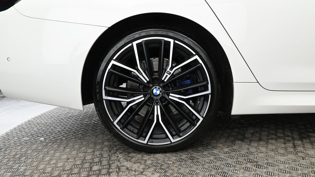 BMW 5 Series Image 8