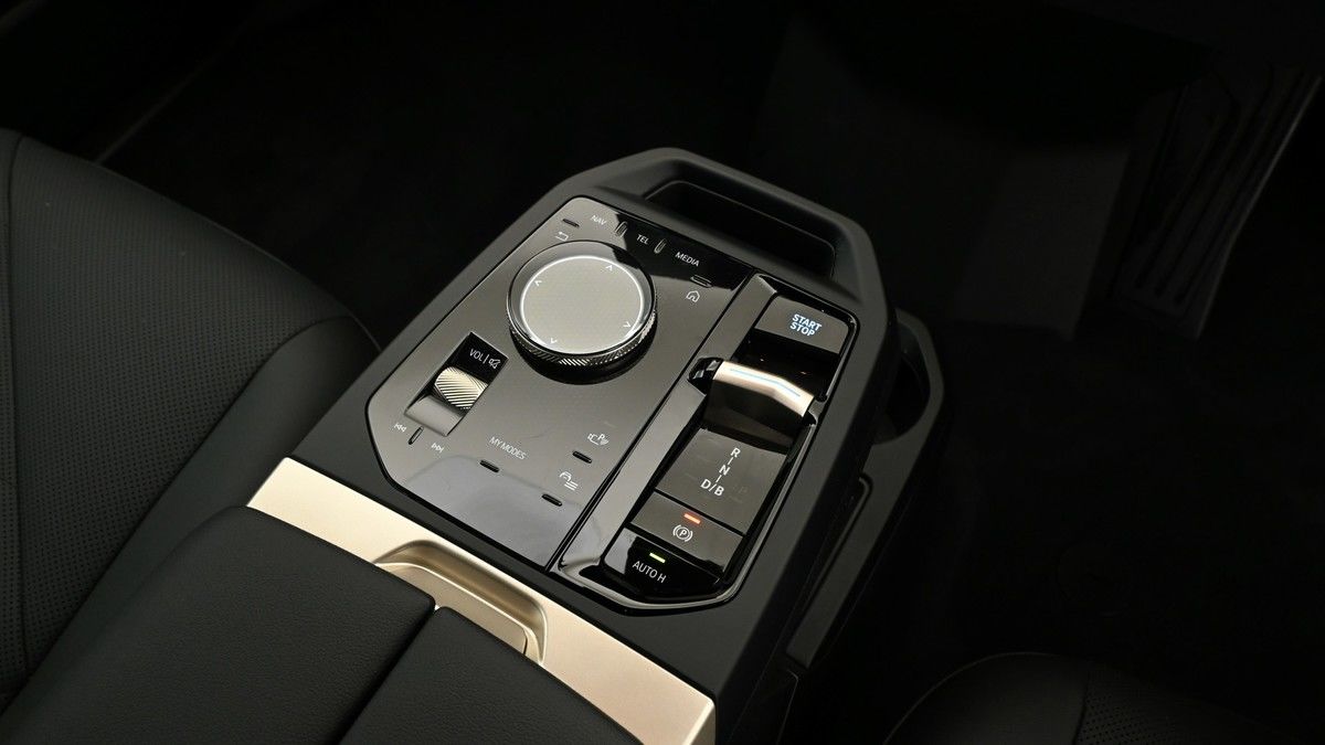 BMW iX Image 2