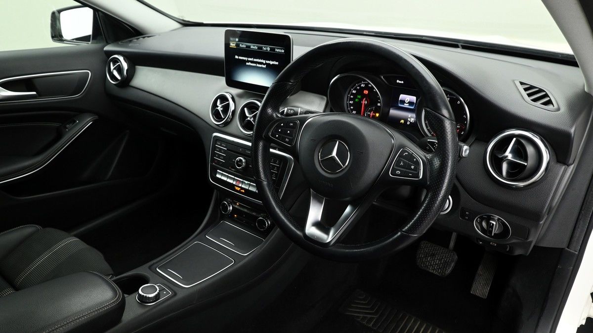 Mercedes-Benz GLA Image 2