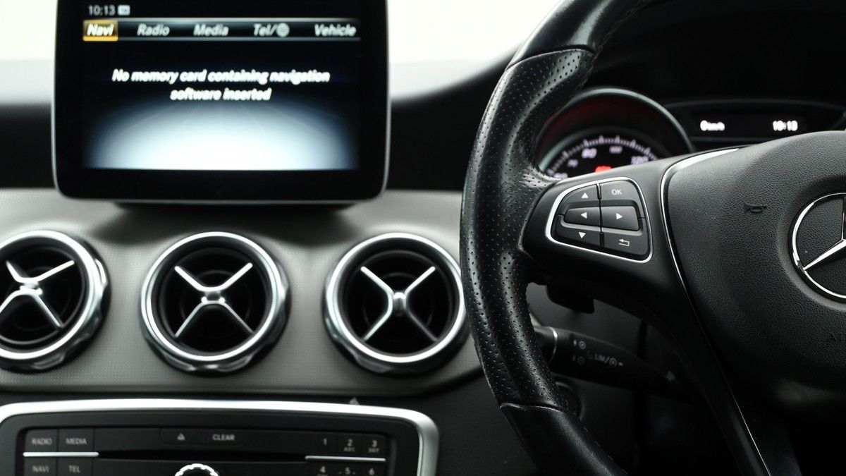 Mercedes-Benz GLA Image 14