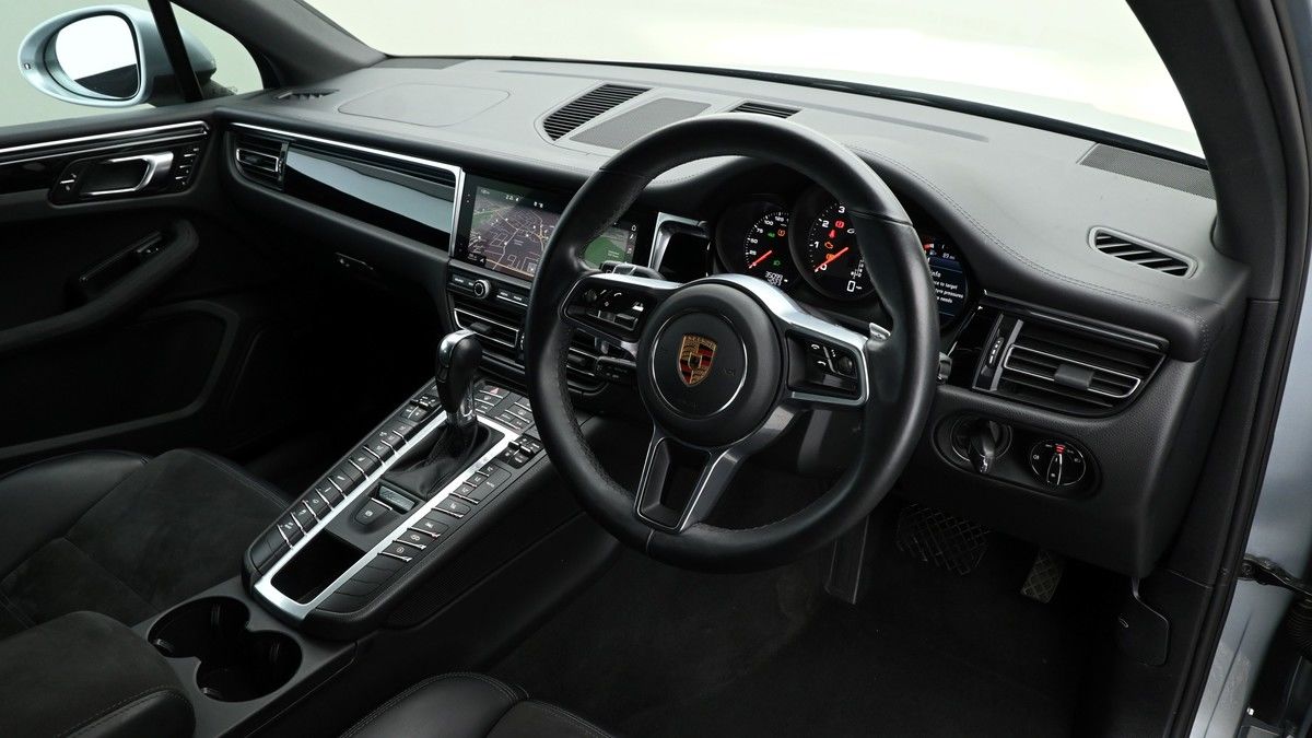 Porsche Macan Image 2