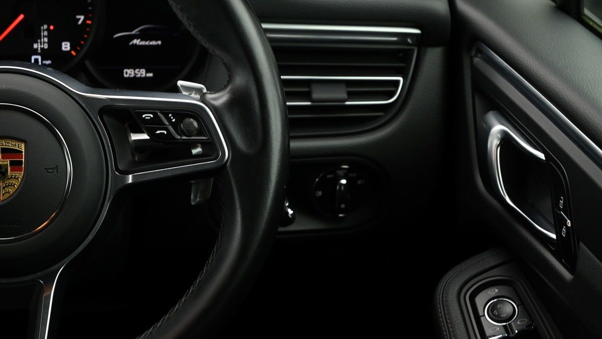 Porsche Macan Image 16