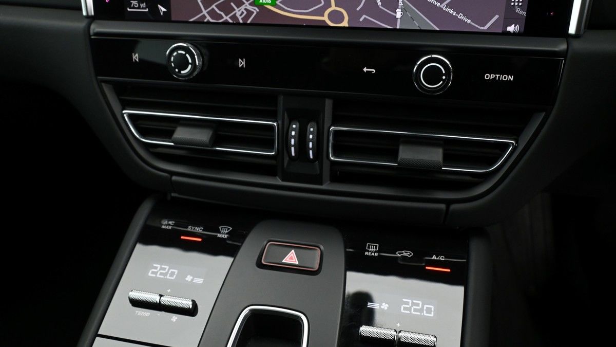 Porsche Macan Image 12