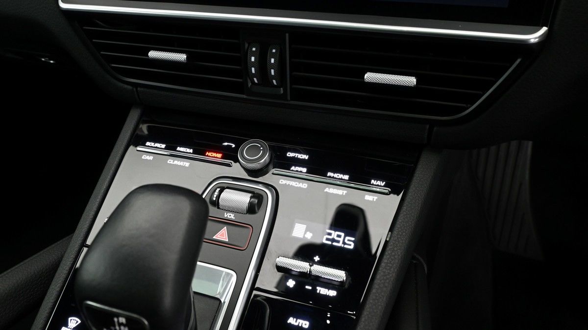 Porsche Cayenne Image 12