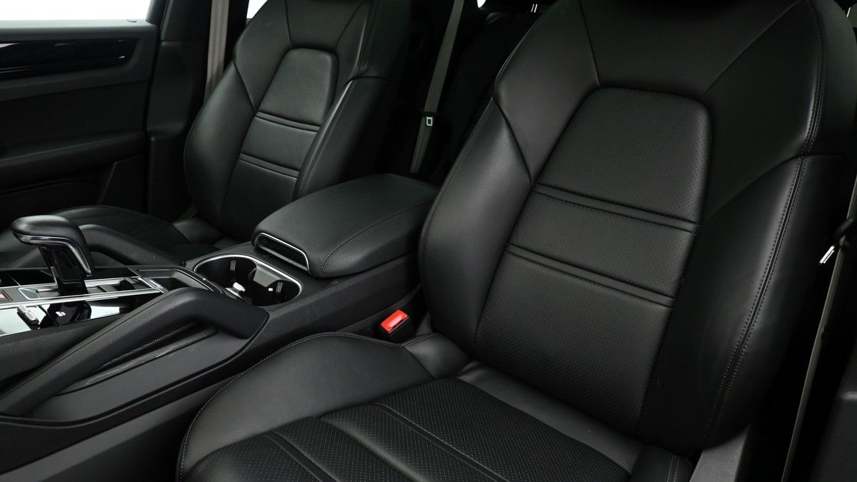 Porsche Cayenne Image 4