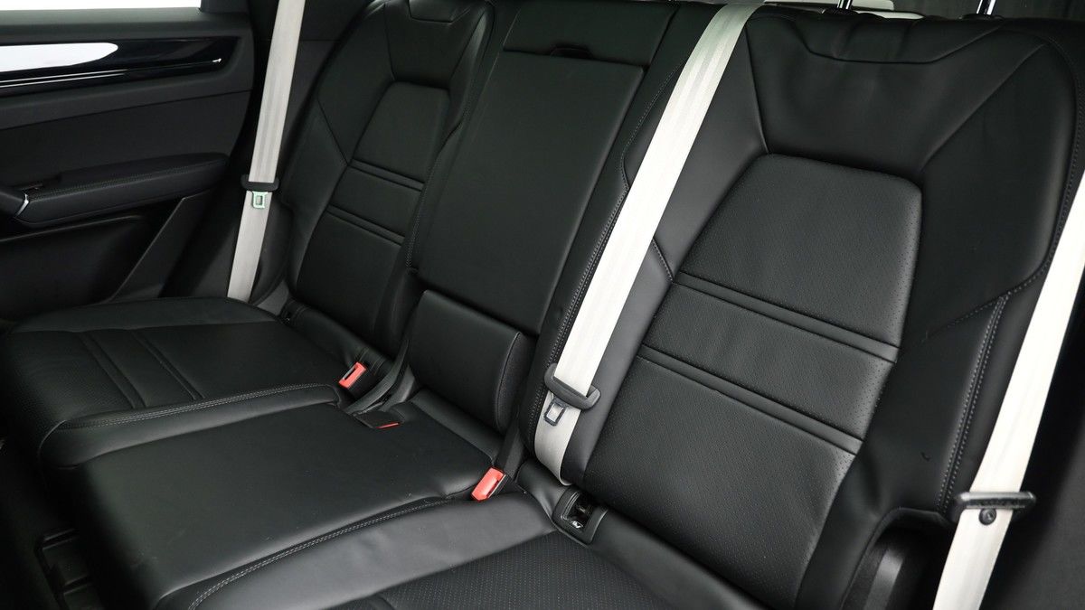 Porsche Cayenne Image 5