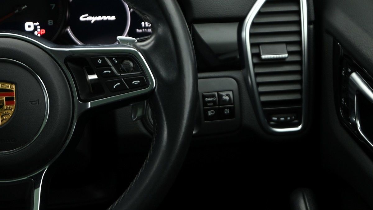 Porsche Cayenne Image 16