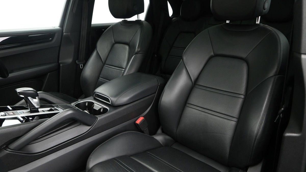 Porsche Cayenne Image 4