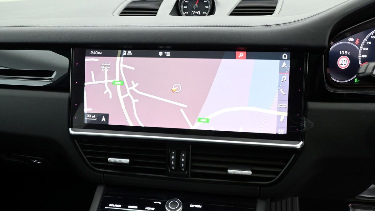 Porsche Cayenne Image 11