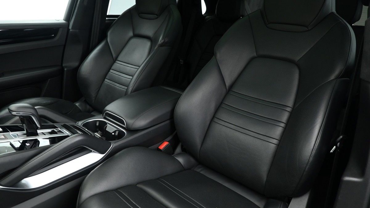 Porsche Cayenne Image 4