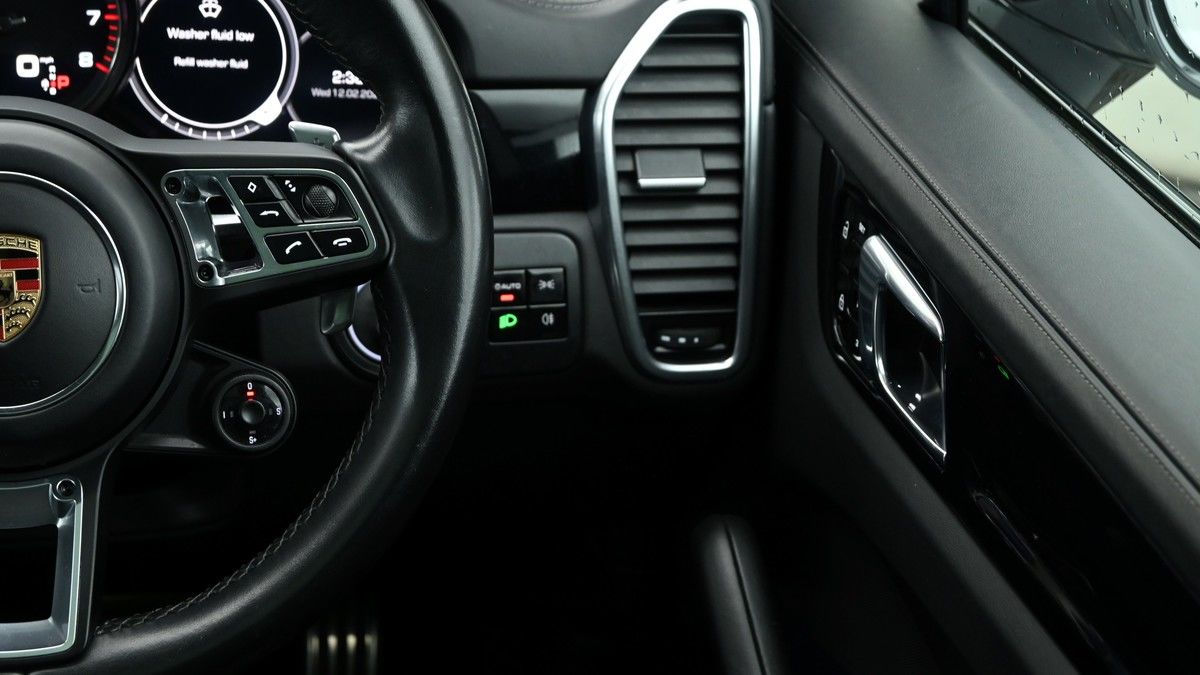 Porsche Cayenne Image 16