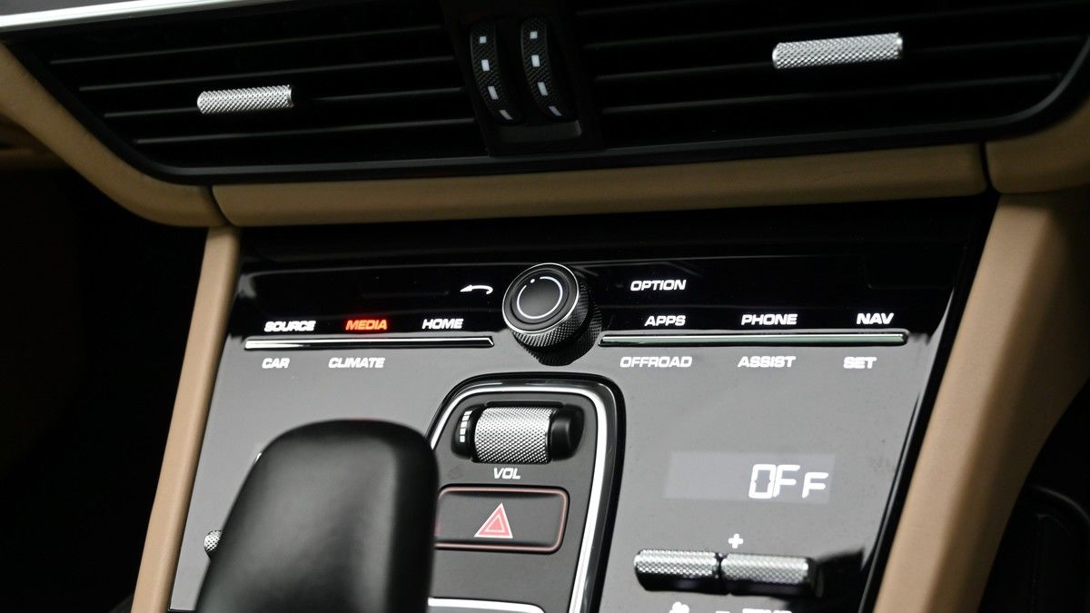 Porsche Cayenne Image 12