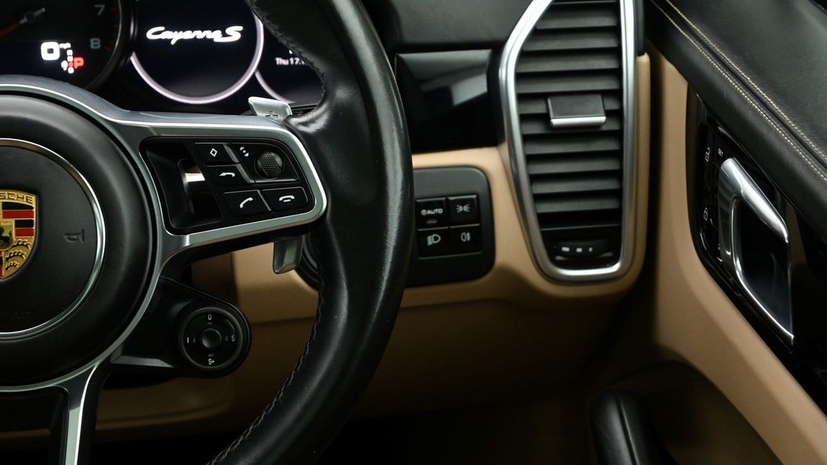 Porsche Cayenne Image 16