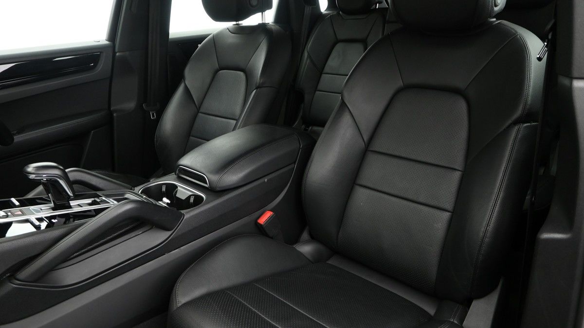 Porsche Cayenne Image 3