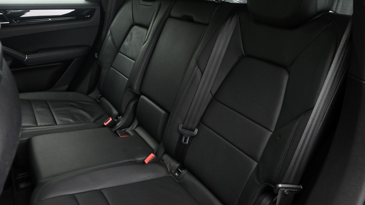 Porsche Cayenne Image 4