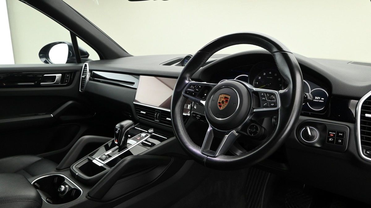 Porsche Cayenne Image 2