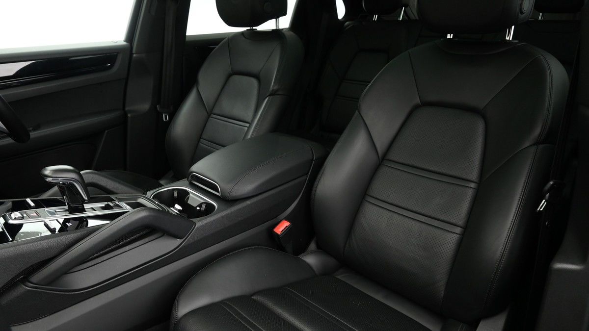 Porsche Cayenne Image 4