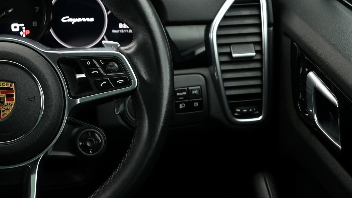 Porsche Cayenne Image 16