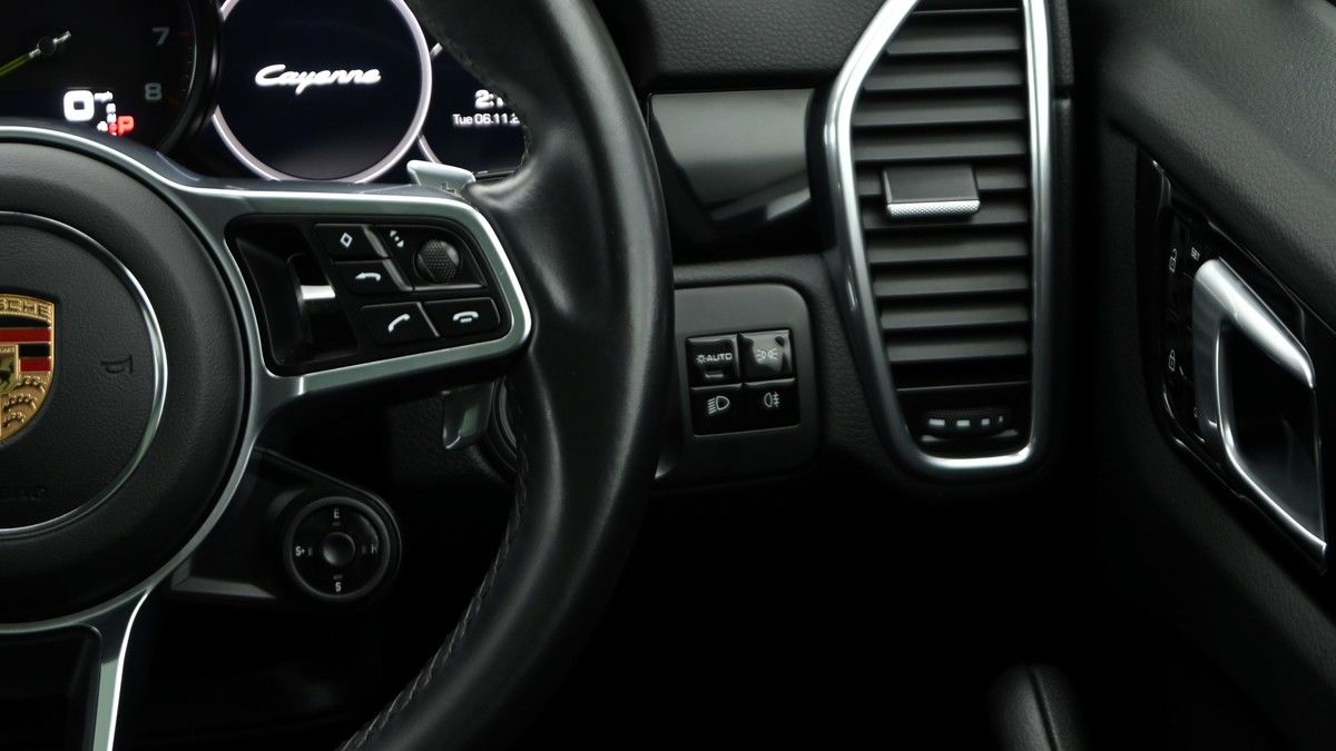 Porsche Cayenne Image 16