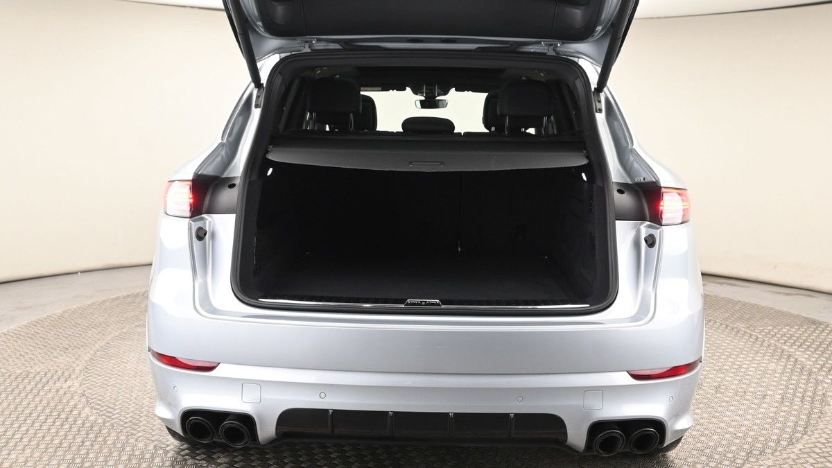 Porsche Cayenne Image 10