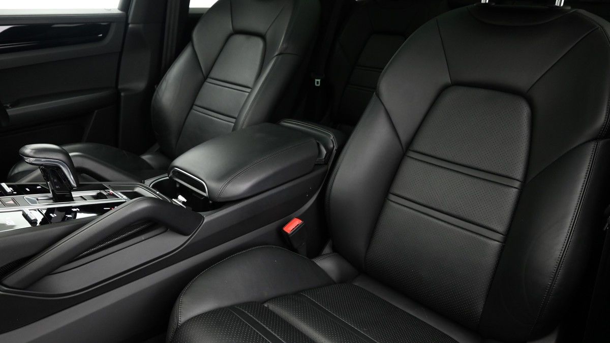 Porsche Cayenne Image 4