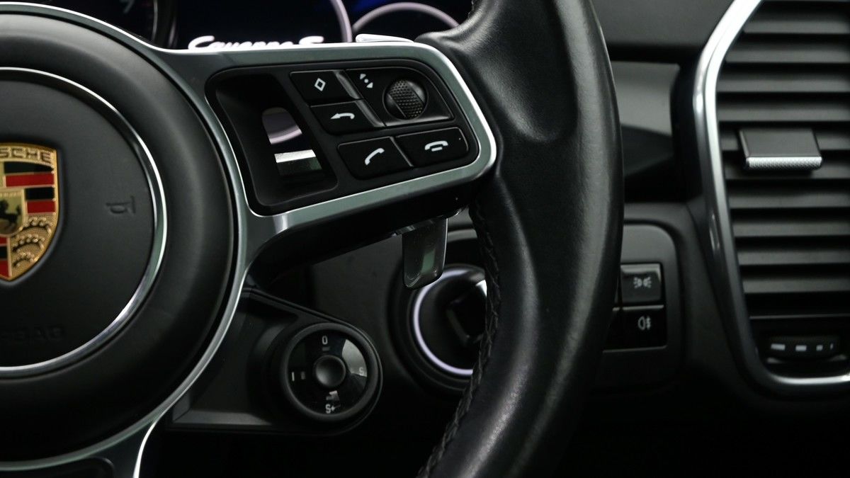 Porsche Cayenne Image 16