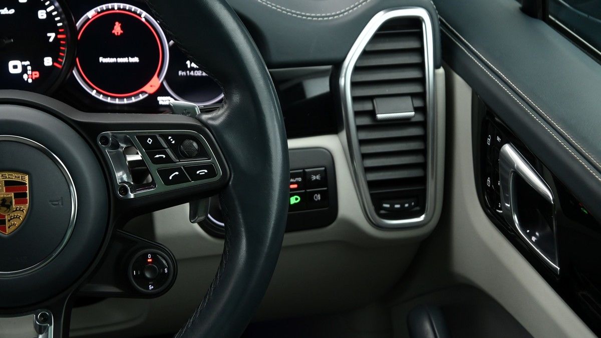 Porsche Cayenne Image 16