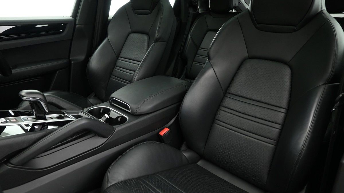 Porsche Cayenne Image 4