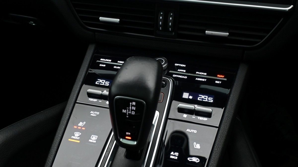 Porsche Cayenne Image 12