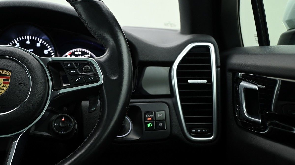 Porsche Cayenne Image 16