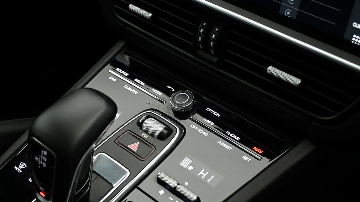 Porsche Cayenne Image 12