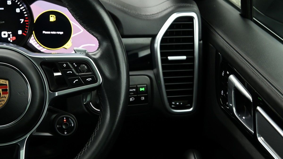 Porsche Cayenne Image 16