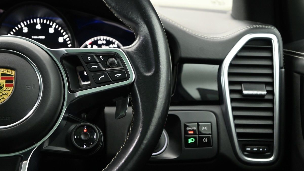 Porsche Cayenne Image 16