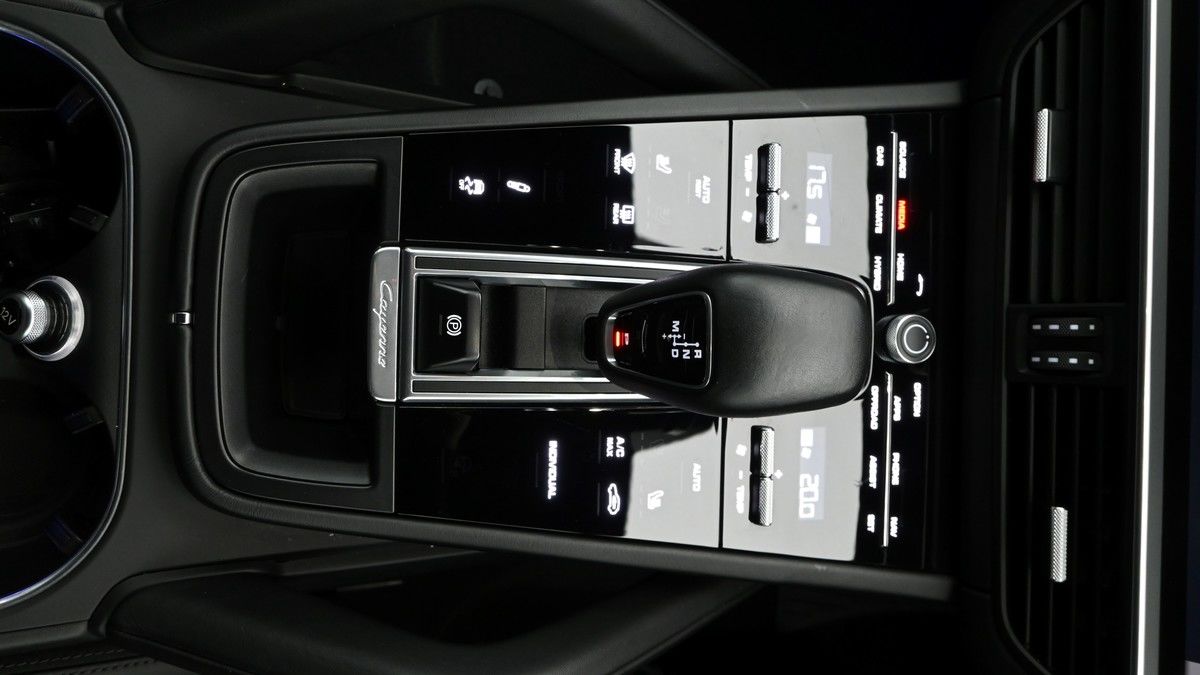 Porsche Cayenne Image 2